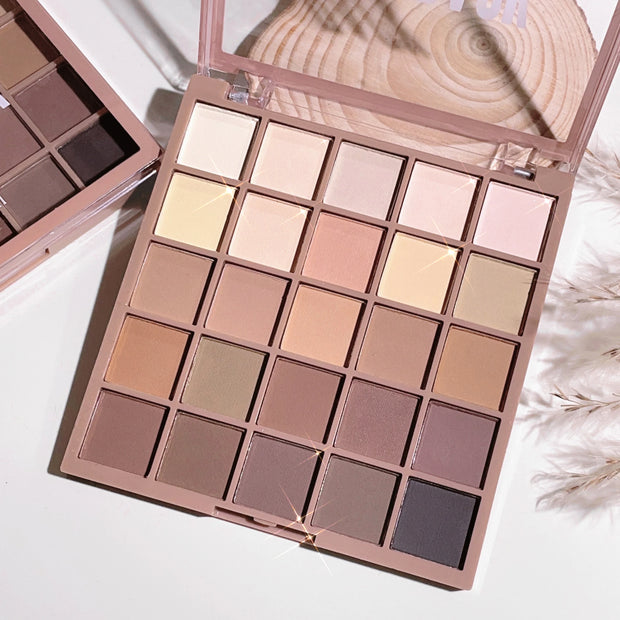 Eyeshadow palette in 25 colors